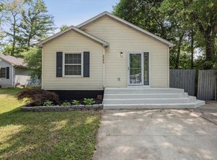 8584 Country Club Dr, Pinckney, MI