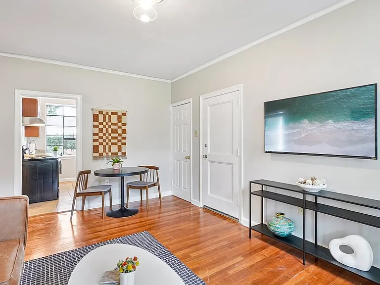 Cameron Court Apartments — Photo 14