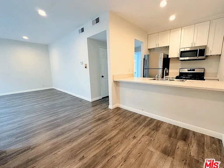 424 S Westmoreland Ave #205 — Photo 1