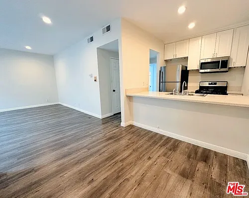 424 S Westmoreland Ave #205 Photo 1 424 S Westmoreland Ave #205 Photo 1