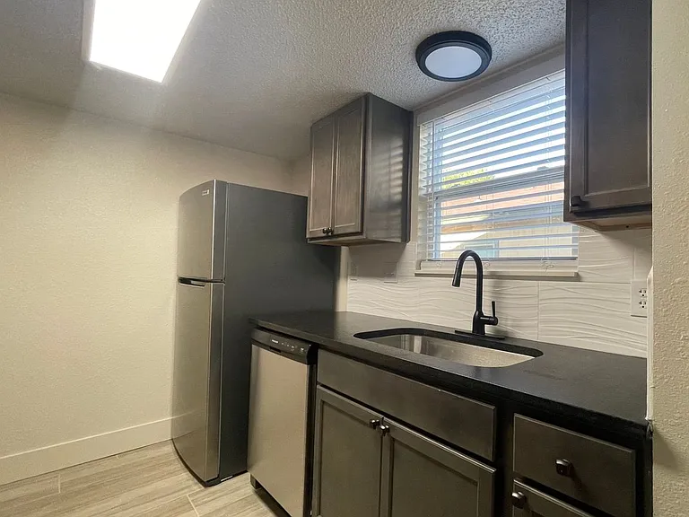 1226 Royal Crest Dr — Photo 5