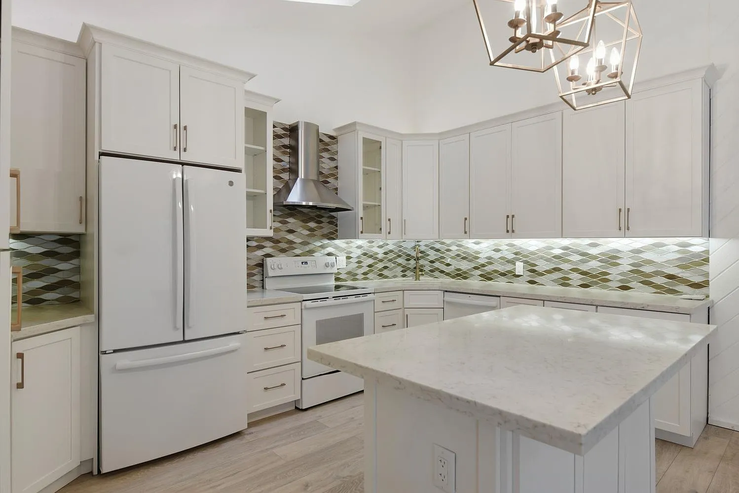 2 bed, 2.0 bath, 1100 sqft, $3,600 — Photo 2
