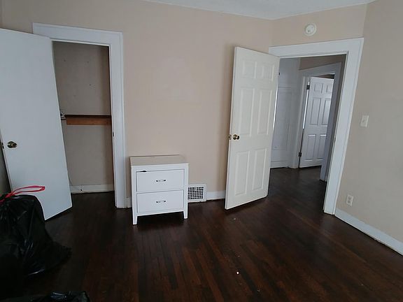 4th image of 5032 Forest Ave