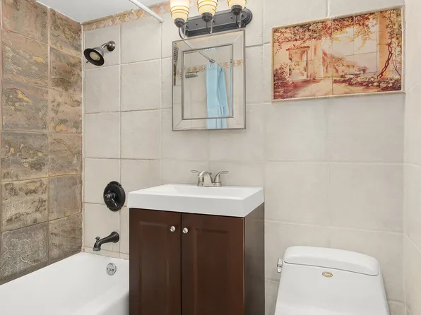 200 East 27th Street 11H image 3 of 4