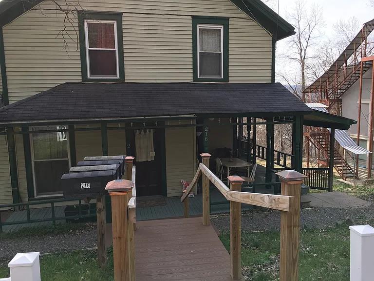 216 University Ave — Photo 3