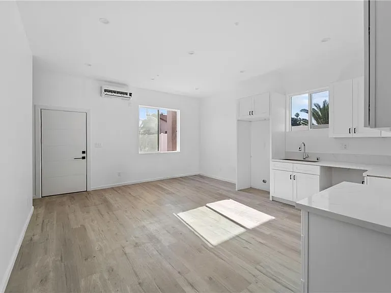 8512 Wilbur Ave — Photo 2