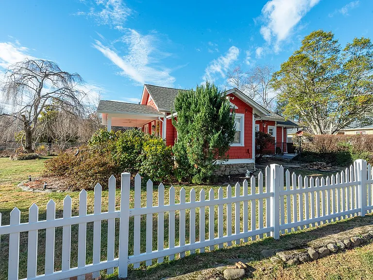 829 Montreat Rd — Photo 5