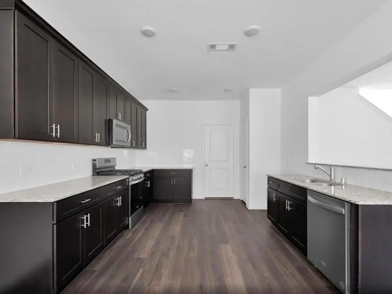 10573 Pineland Dr — Photo 3