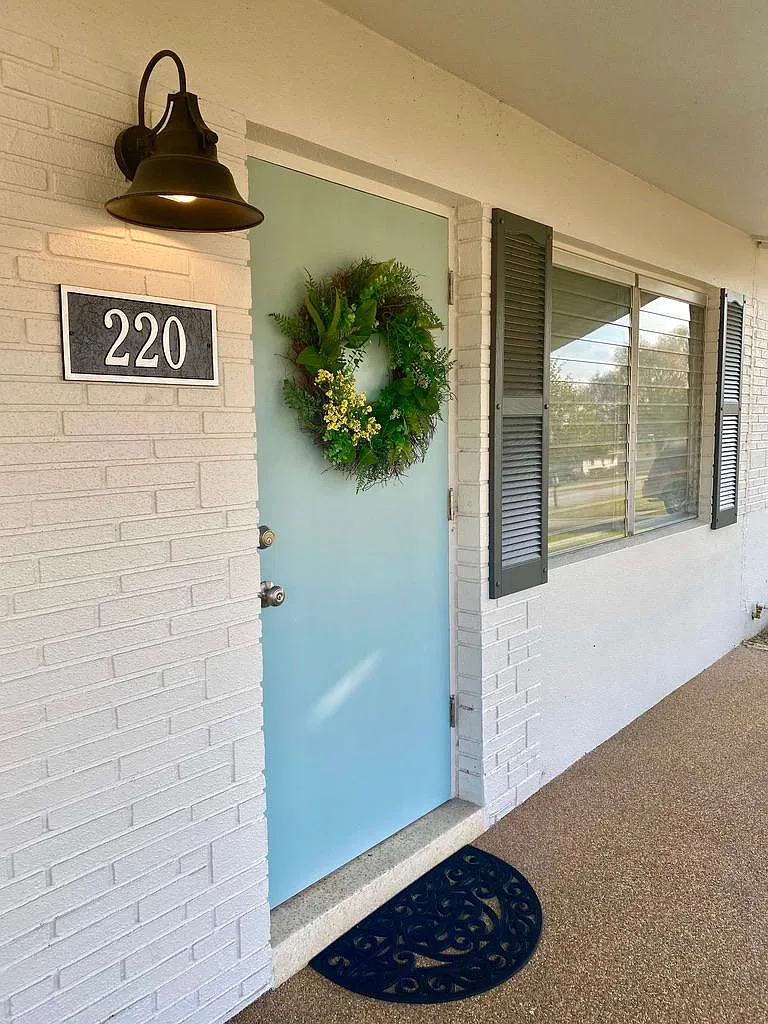 220 Swallow Ave — Photo 1
