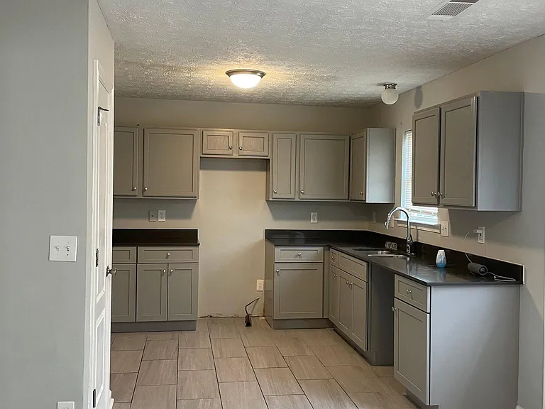 265 Victoria Blvd — Photo 9