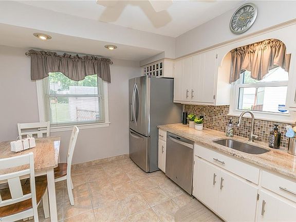 4th image of 7052 Parma Park Blvd