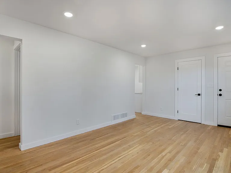 4 Morris Ave — Photo 12