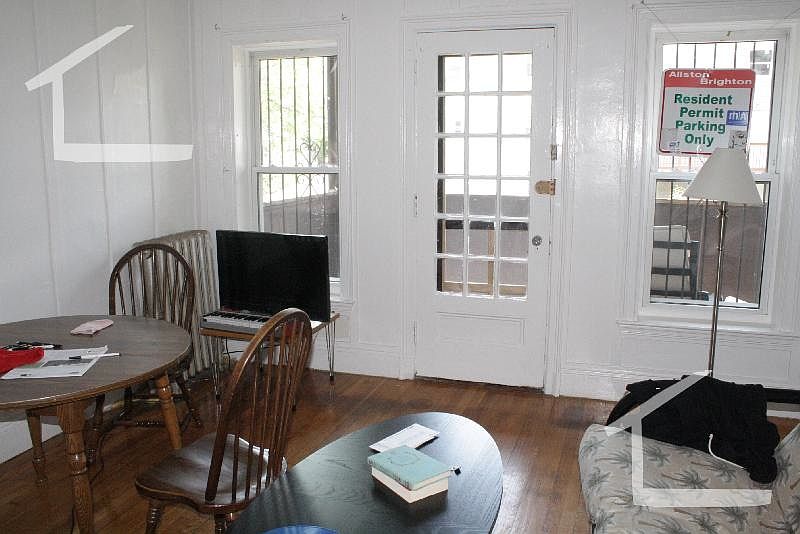 2nd image of 10 Radcliffe Rd APT 003