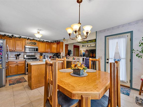 5th image of 401 SE Lancelot Ln