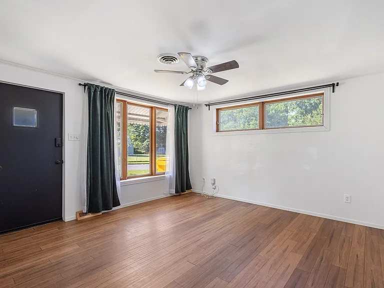 1103 Somerset Dr — Photo 2