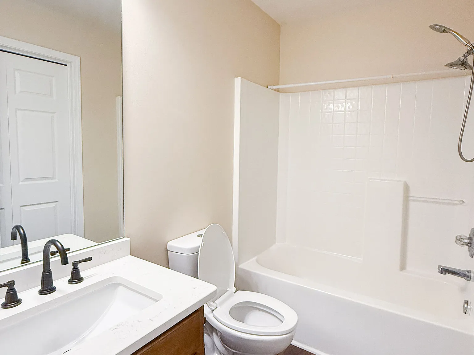 5 bed, 3.0 bath, 2279 sqft, $2,500 — Photo 3