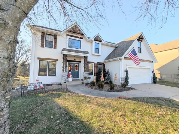 1304 SW Surrey Trce, Lees Summit, MO 64081