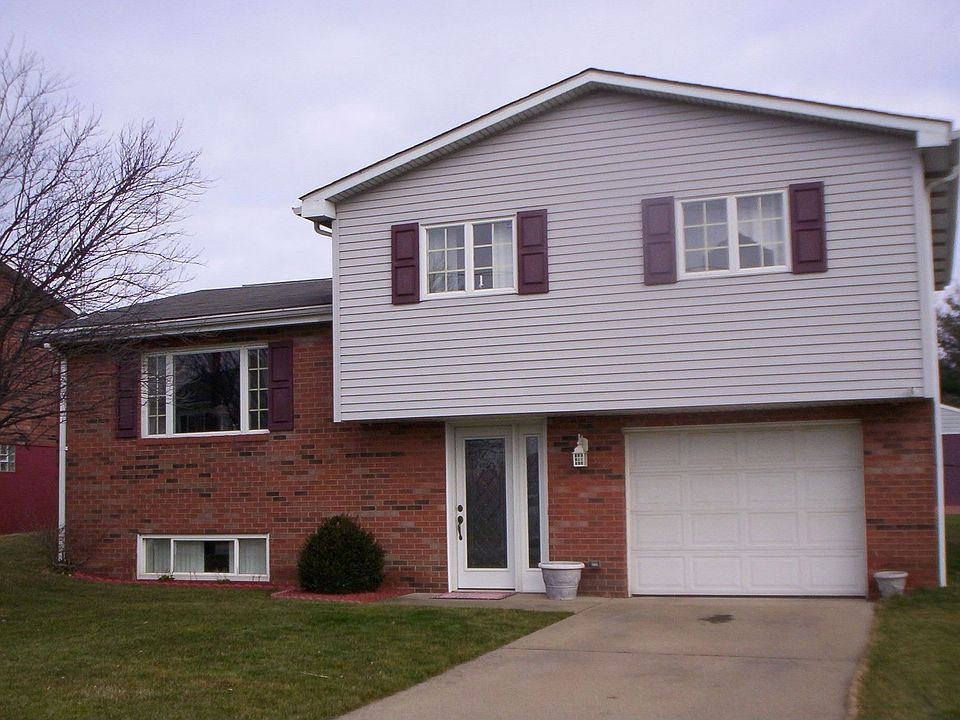 1st image of 121 Arena Dr