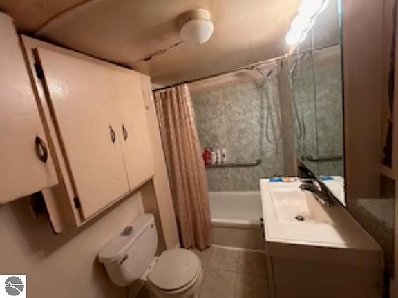 5th image of 609 Hastings St
