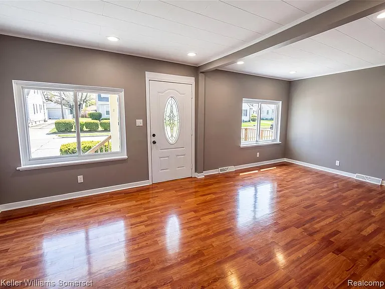 8647 Chalmers Ave — Photo 2