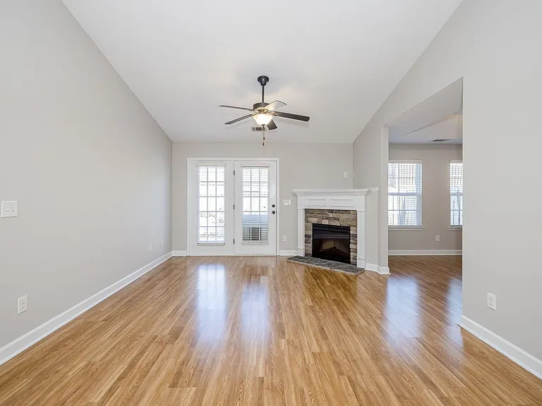 304 York Ln — Photo 13