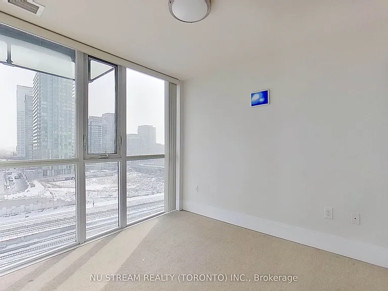 560 Front St W #829 — Photo 17