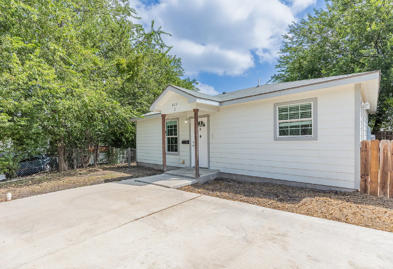2 bed, 1.0 bath, 792 sqft, $850 — Photo 2