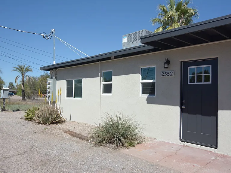 2552 E Silver St — Photo 1