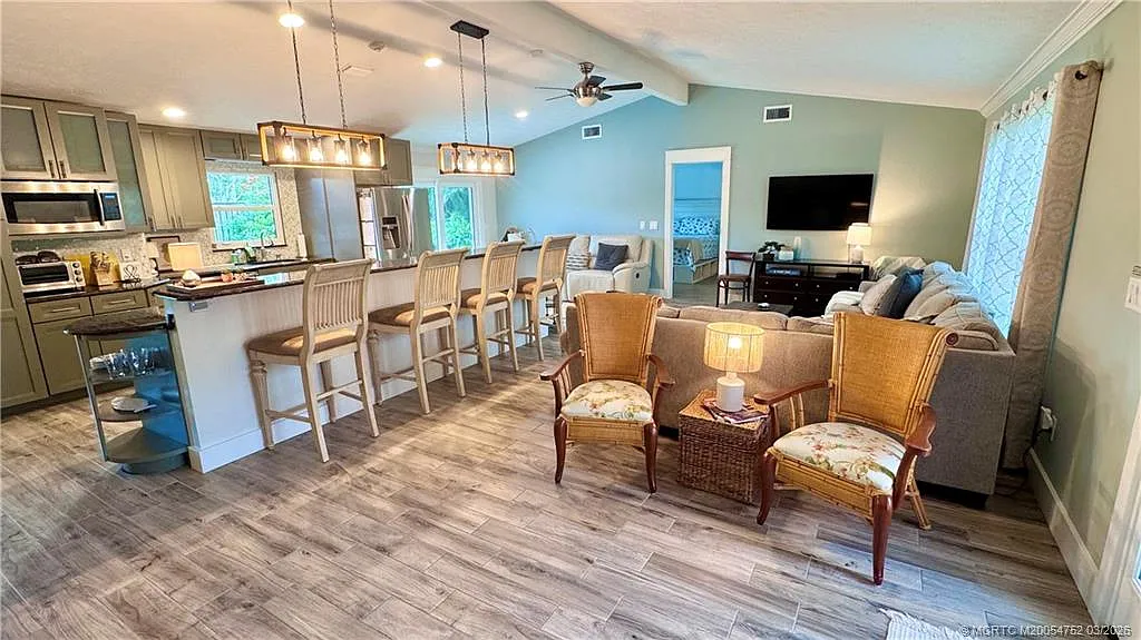 4 bed, 2.0 bath, 1836 sqft, $4,500 — Photo 2
