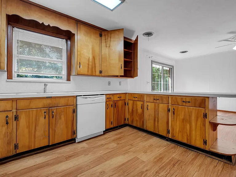 123 Columbia Dr — Photo 6
