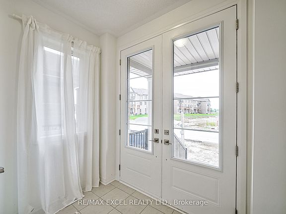 2nd image of 26 Deer Ridge Cres