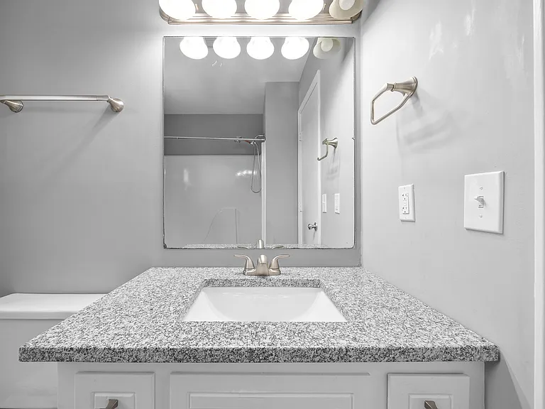 830 Iris Ln — Photo 24