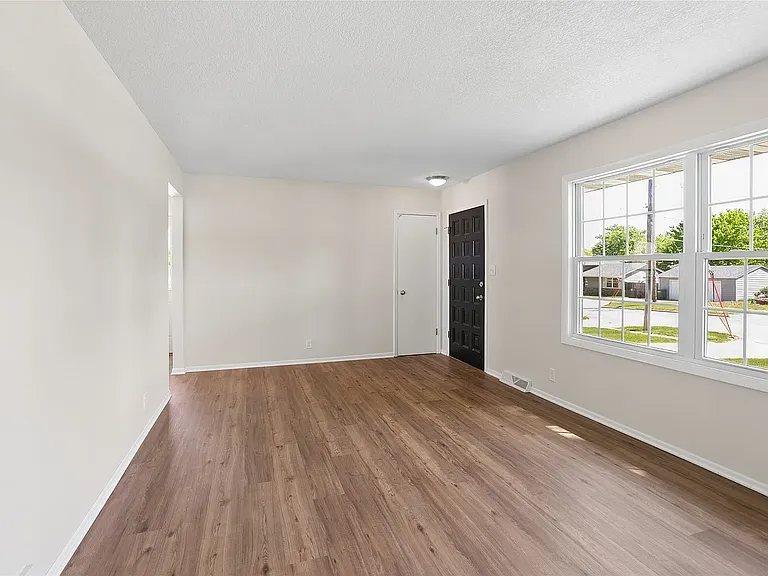 502 NE Trilein Dr — Photo 10
