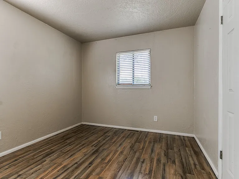 1612 Dakota St — Photo 3