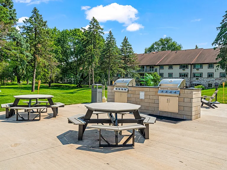 Valley View Apartments Grill and Picnic Area