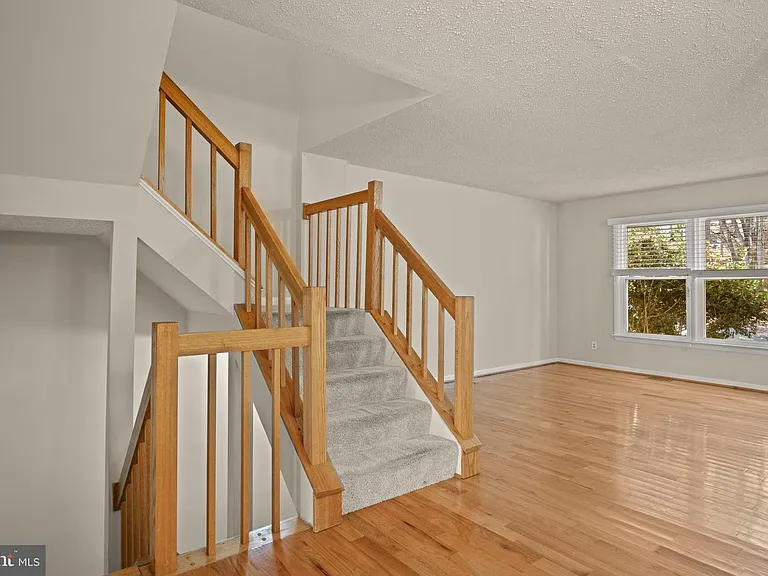 1602 Oak Spring Way — Photo 5