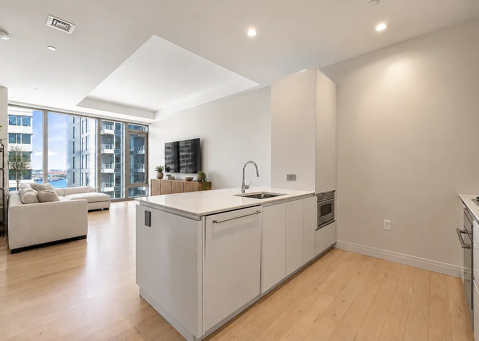 133 Seaport Blvd #1912