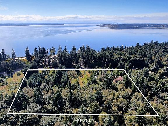 Previously a tree farm, this Maxwelton homestead is ready for its next fortunate stewards. Take the time to walk the land and admire the variety of trees planted over the years.