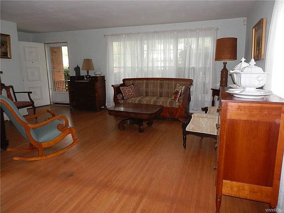 3rd image of 24 Willowdale Dr
