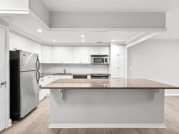 5th image of 221 W 48th St APT 506