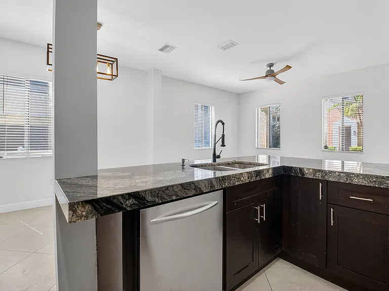 2515 Venetian Ct — Photo 4