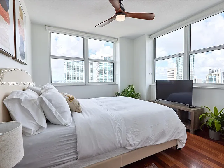 31 SE 5th St #3201 — Photo 20