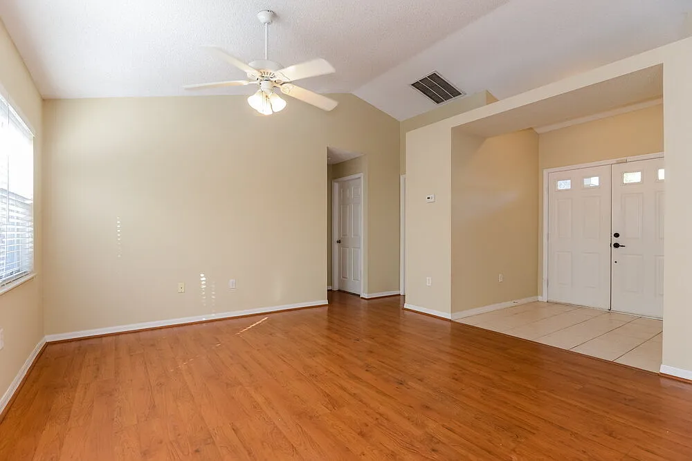 3 bed, 2.0 bath, 1256 sqft, $1,985 — Photo 3