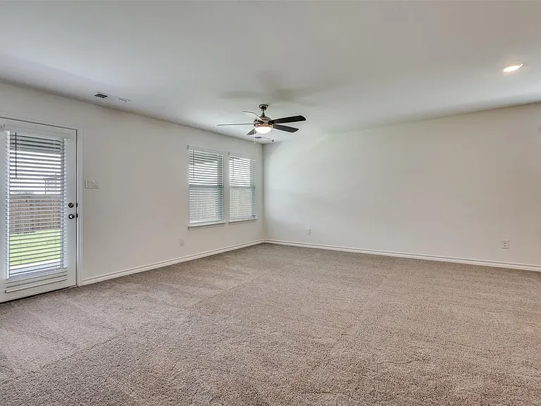749 Windsor Dr — Photo 14