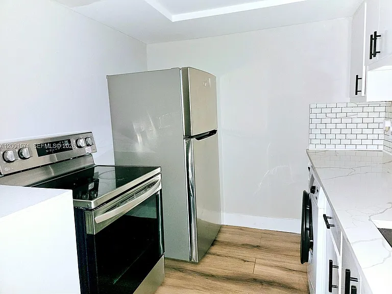 335 SW 20th St #8 — Photo 5