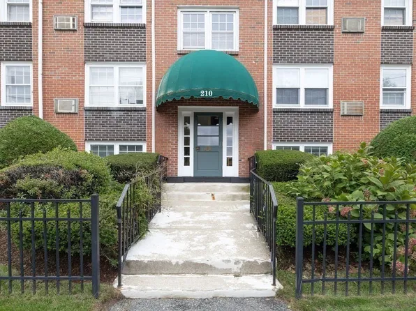 210 Hillside Ave APT 32, Needham, MA 02494