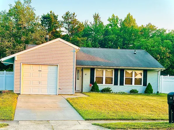 45 Pinewood Ln, Sicklerville, NJ 08081
