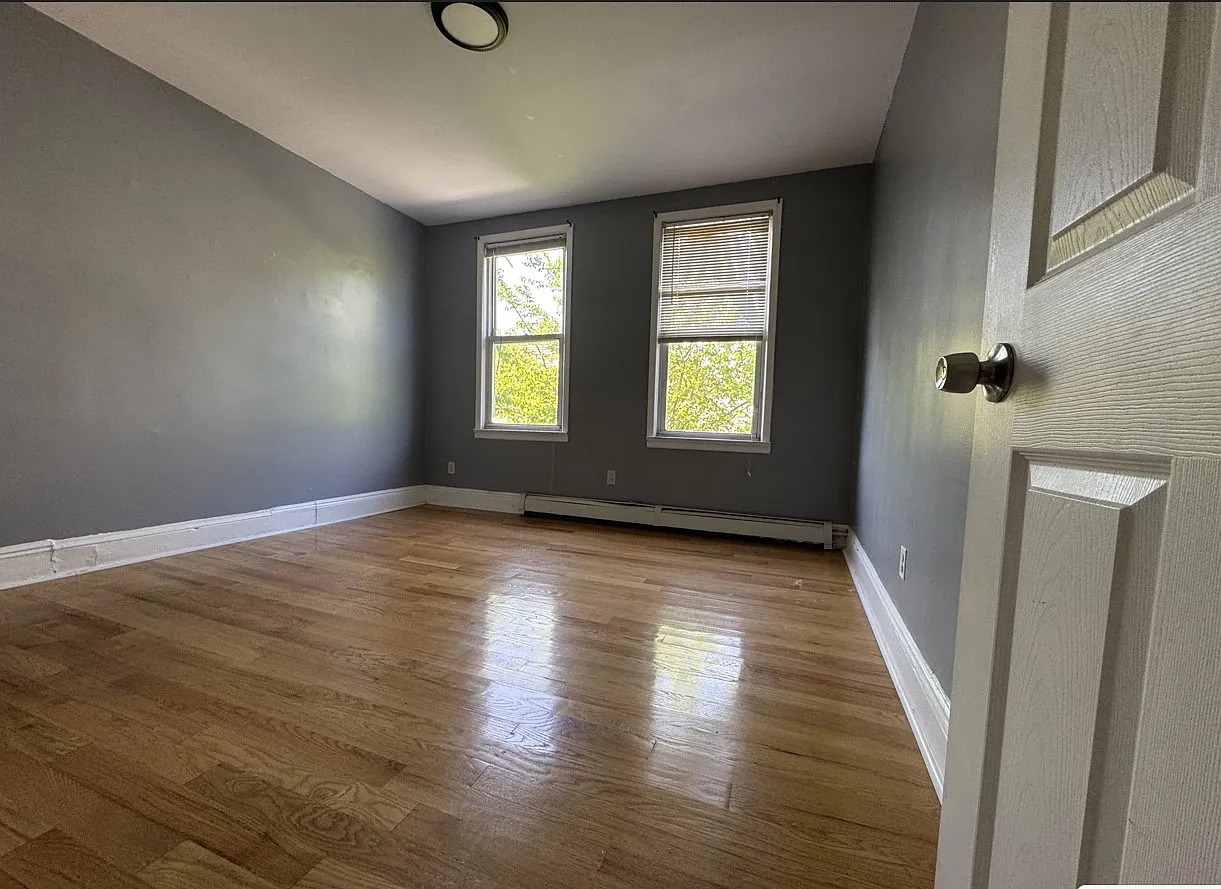 3 bed, 1000 sqft, $2,200 — Photo 2