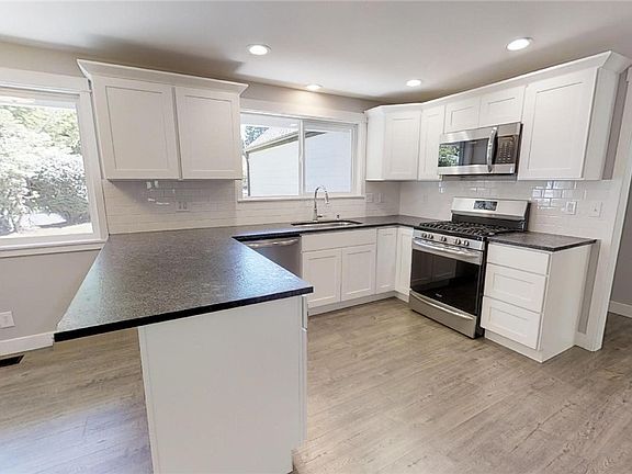 3rd image of 3707 Mary Ann Ct SE