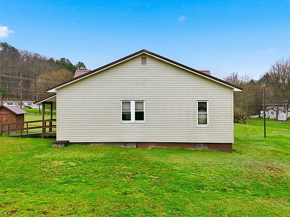 4th image of 1053 The Lake Rd